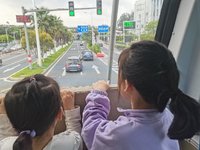 带娃体验了双层公交车