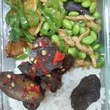 2023-12-6午餐，辣椒炒肉+青豆肉末#带饭有奖