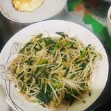 格格美食——绿豆芽炒韭菜