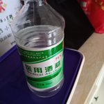 几个口罩和一瓶酒精