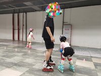 老二也开始学轮滑了