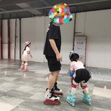 老二也开始学轮滑了