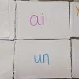 教大班的孩子学拼音