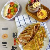 早餐²⁰²⁴/₀₃ ₁₄☁️ 蔬菜鸡蛋手抓饼+蛋挞+小番茄