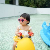 带娃去海边挖沙子
