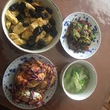 一家三口的年夜饭。