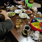 迎接牛年，亲戚聚餐熬年夜。